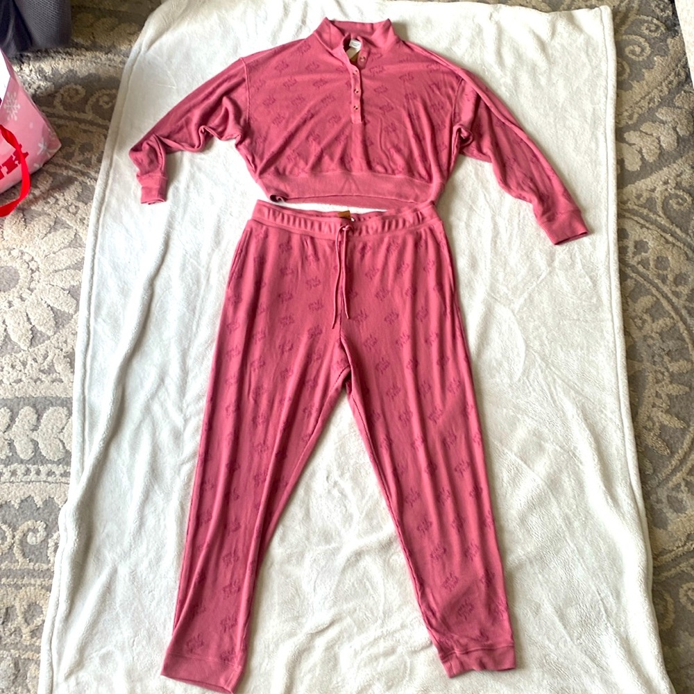 Victoria Secret Pink Sleap Ware. The Size Is XL And The Color Is Pink